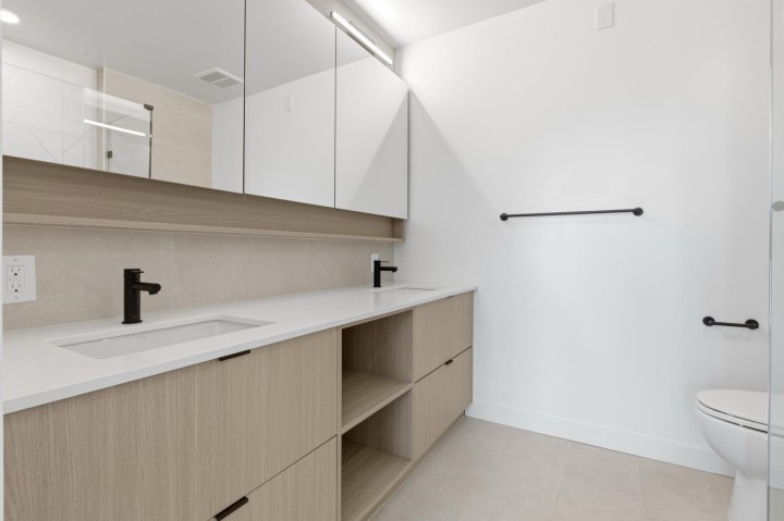 Photo 11 at 302 - 2268 E Broadway, Grandview Woodland, Vancouver East