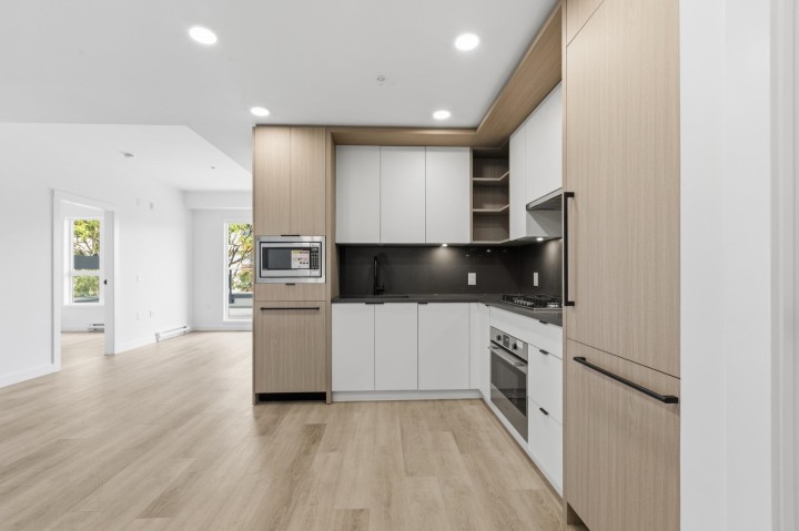 Photo 3 at 403 - 2268 E Broadway, Grandview Woodland, Vancouver East
