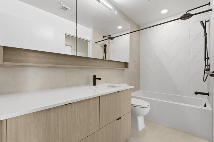 Photo 8 at 403 - 2268 E Broadway, Grandview Woodland, Vancouver East
