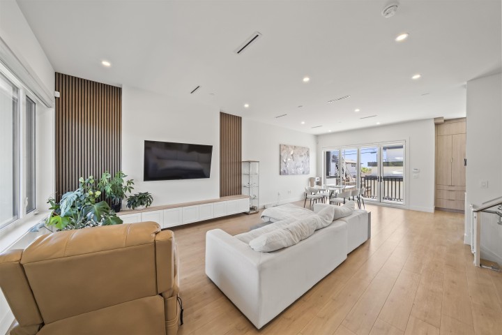 Photo 2 at 742 E 58th Avenue, South Vancouver, Vancouver East