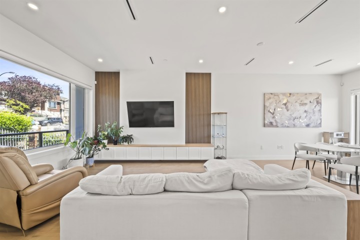 Photo 3 at 742 E 58th Avenue, South Vancouver, Vancouver East