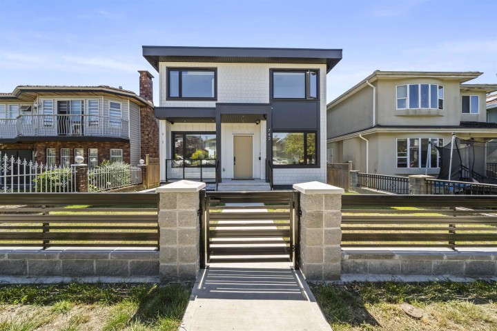 Photo 1 at 742 E 58th Avenue, South Vancouver, Vancouver East