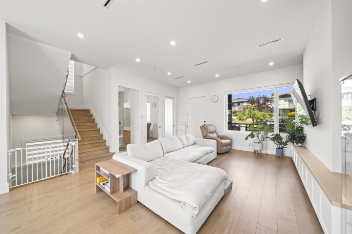 Photo 9 at 742 E 58th Avenue, South Vancouver, Vancouver East