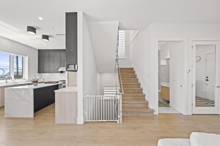Photo 10 at 742 E 58th Avenue, South Vancouver, Vancouver East