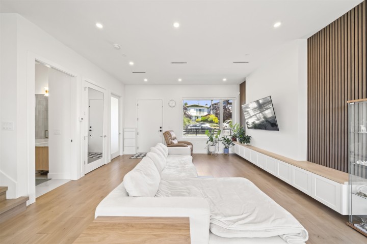 Photo 8 at 742 E 58th Avenue, South Vancouver, Vancouver East