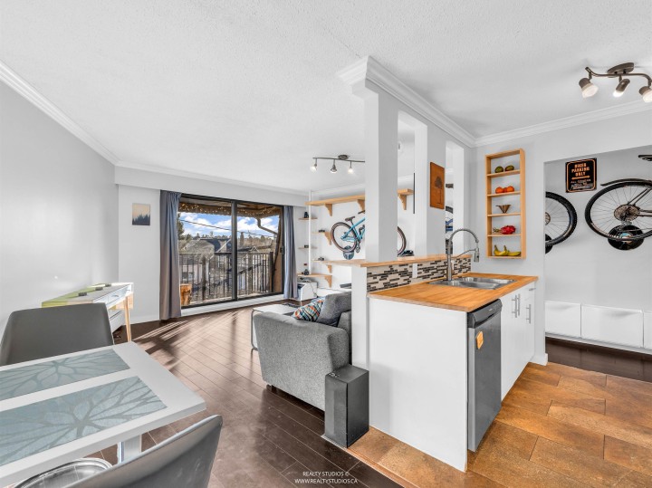 Photo 2 at 306 - 2222 Cambridge Street, Hastings, Vancouver East