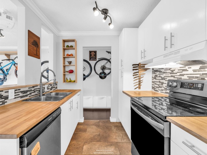 Photo 3 at 306 - 2222 Cambridge Street, Hastings, Vancouver East