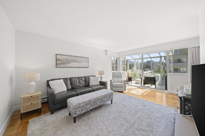 Photo 7 at 504 - 1750 Esquimalt Avenue, Ambleside, West Vancouver