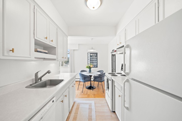 Photo 5 at 504 - 1750 Esquimalt Avenue, Ambleside, West Vancouver