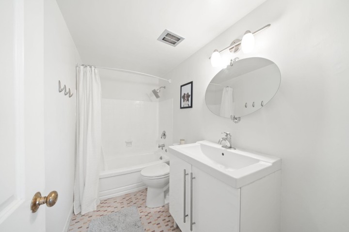 Photo 10 at 504 - 1750 Esquimalt Avenue, Ambleside, West Vancouver
