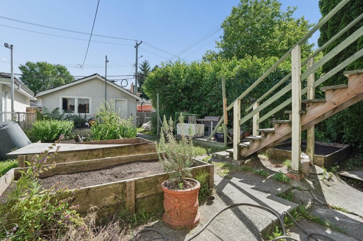 Photo 12 at 116 E 37th Avenue, Main, Vancouver East