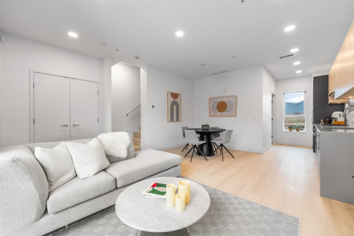 Photo 3 at 2421 Grant Street, Renfrew VE, Vancouver East