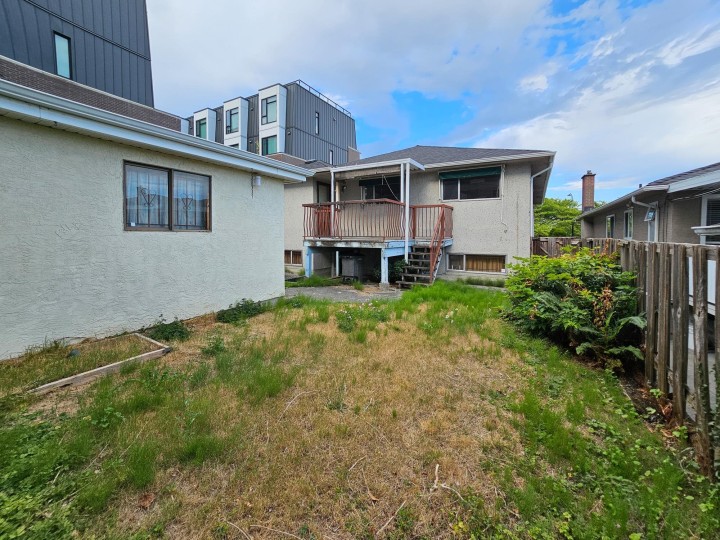 Photo 2 at 7649 Yukon Street, Marpole, Vancouver West