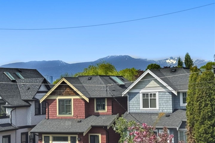 Photo 3 at 2 - 625 E 24th Avenue, Fraser VE, Vancouver East