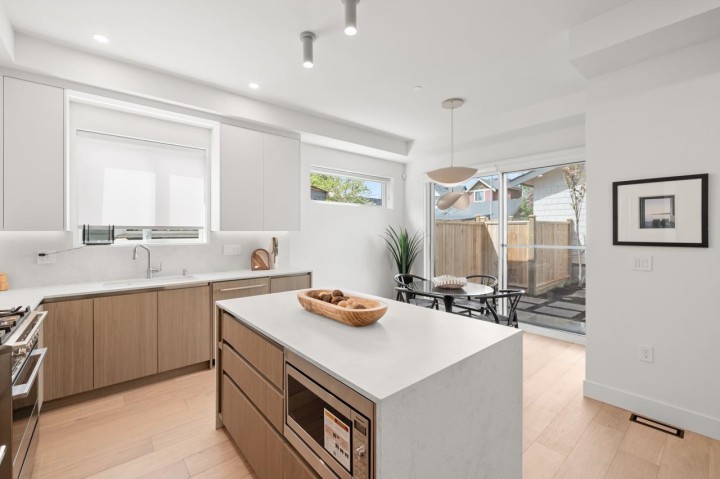 Photo 10 at 2 - 625 E 24th Avenue, Fraser VE, Vancouver East