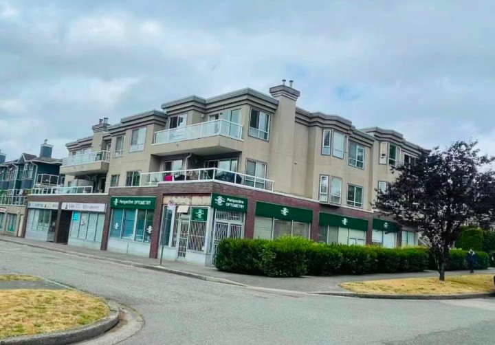 Photo 2 at 302 - 2288 Newport Avenue, Fraserview VE, Vancouver East