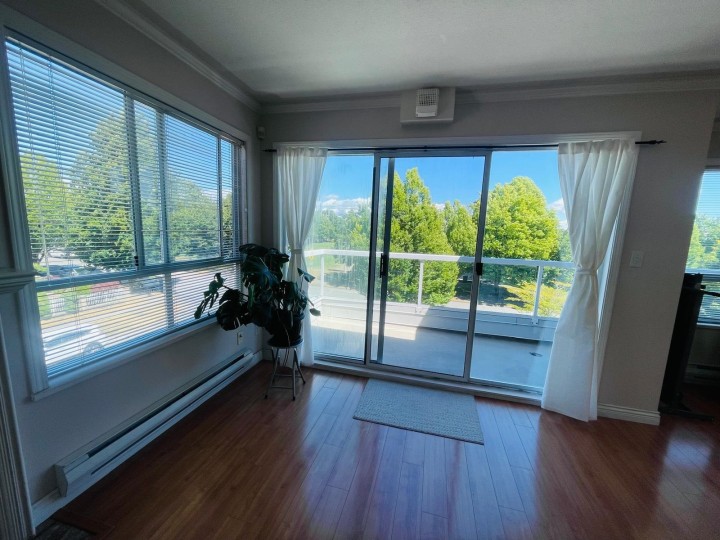 Photo 6 at 302 - 2288 Newport Avenue, Fraserview VE, Vancouver East