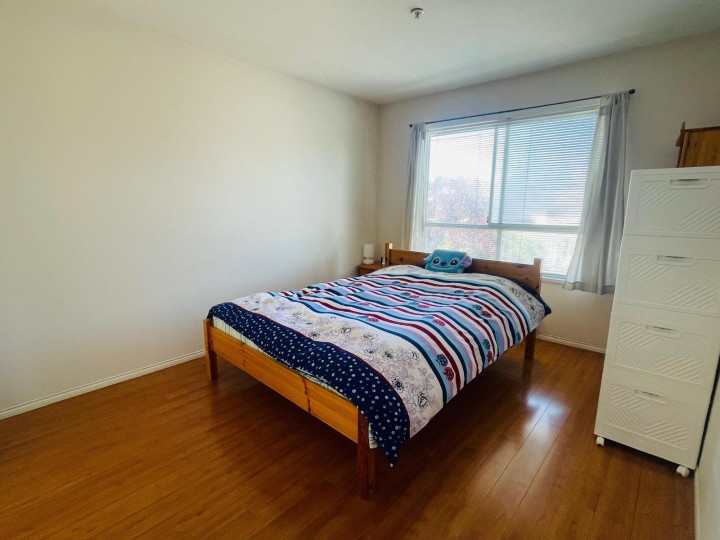 Photo 12 at 302 - 2288 Newport Avenue, Fraserview VE, Vancouver East