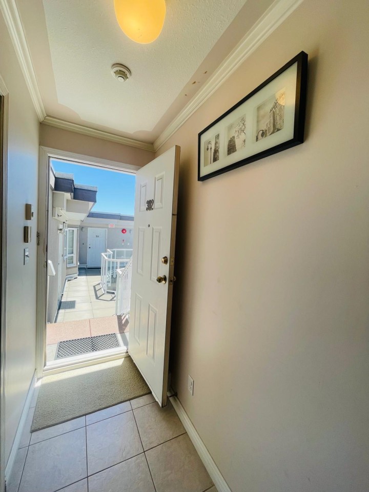 Photo 3 at 302 - 2288 Newport Avenue, Fraserview VE, Vancouver East