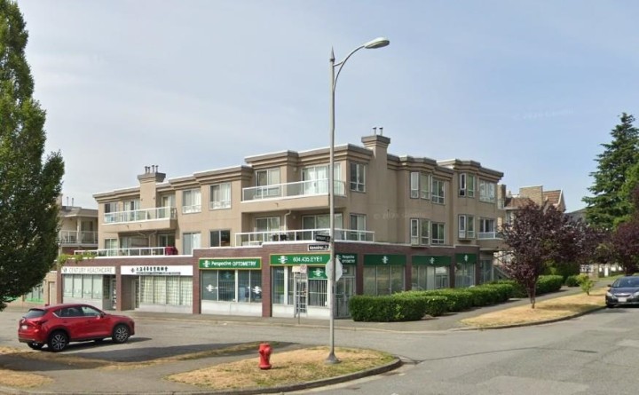 Photo 1 at 302 - 2288 Newport Avenue, Fraserview VE, Vancouver East