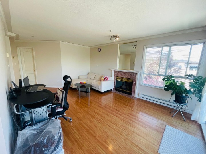 Photo 5 at 302 - 2288 Newport Avenue, Fraserview VE, Vancouver East