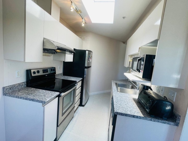 Photo 9 at 302 - 2288 Newport Avenue, Fraserview VE, Vancouver East