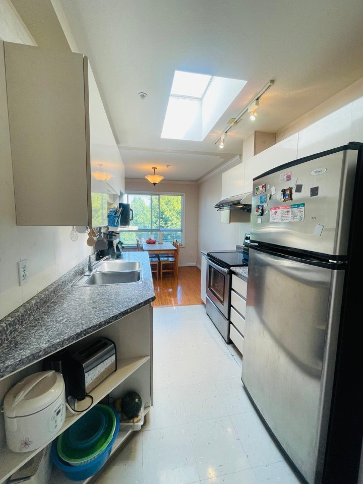 Photo 10 at 302 - 2288 Newport Avenue, Fraserview VE, Vancouver East