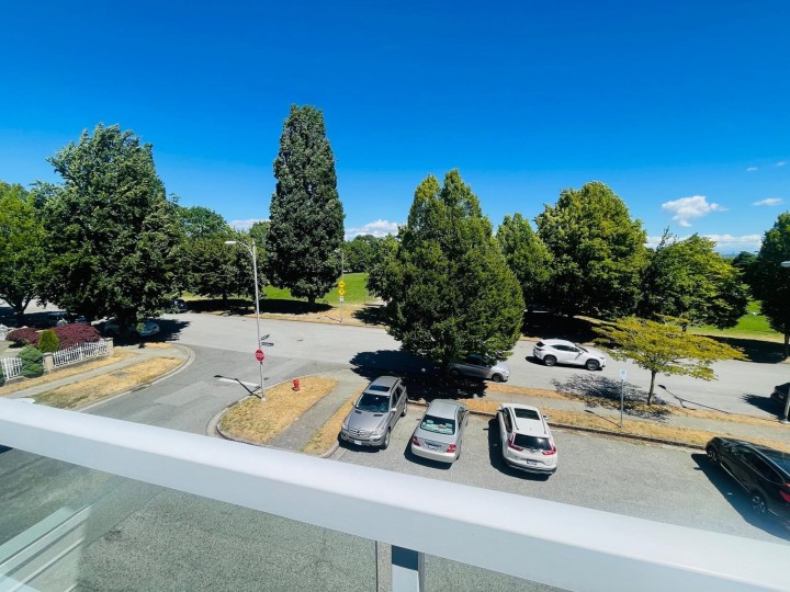 Photo 15 at 302 - 2288 Newport Avenue, Fraserview VE, Vancouver East