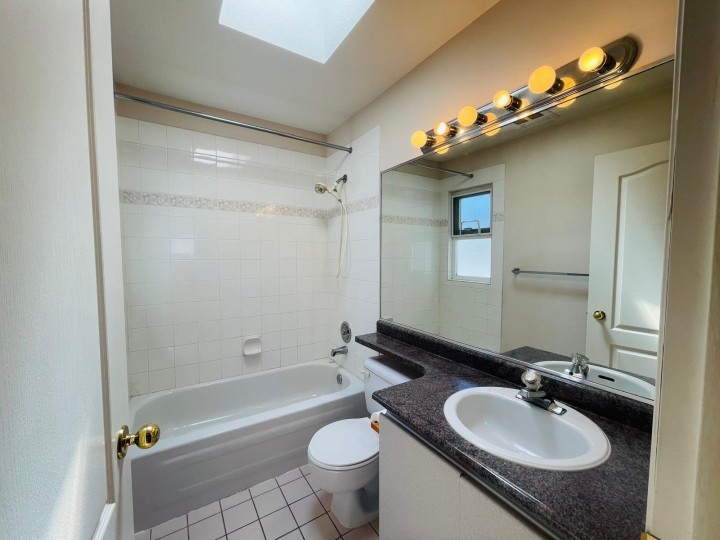 Photo 11 at 302 - 2288 Newport Avenue, Fraserview VE, Vancouver East