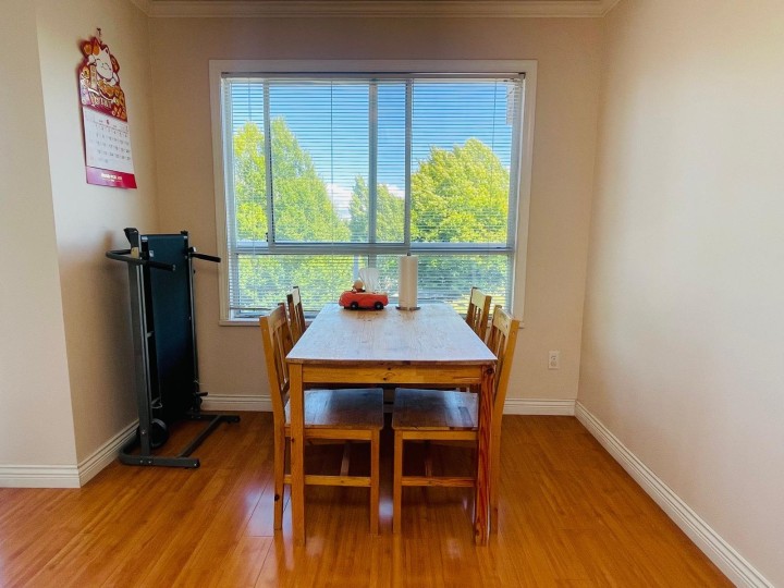 Photo 8 at 302 - 2288 Newport Avenue, Fraserview VE, Vancouver East