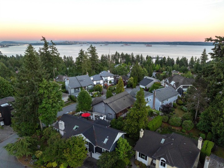 Photo 2 at 4786 Meadfeild Court, Caulfeild, West Vancouver