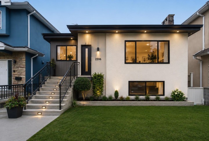 Photo 3 at 2546 Napier Street, Renfrew VE, Vancouver East