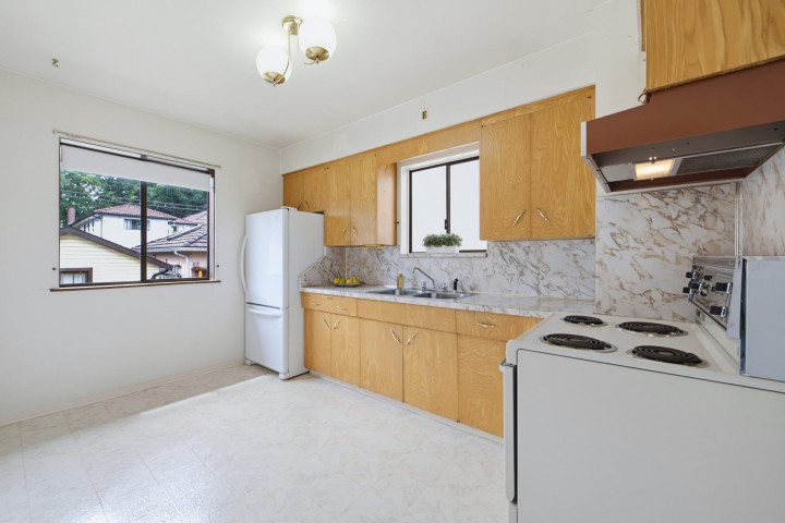 Photo 10 at 2546 Napier Street, Renfrew VE, Vancouver East