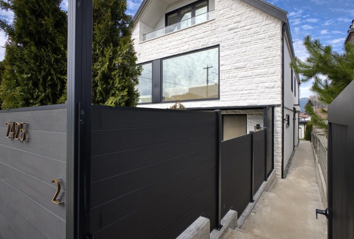Photo 2 at 2 - 2425 Kitchener Street, Renfrew VE, Vancouver East