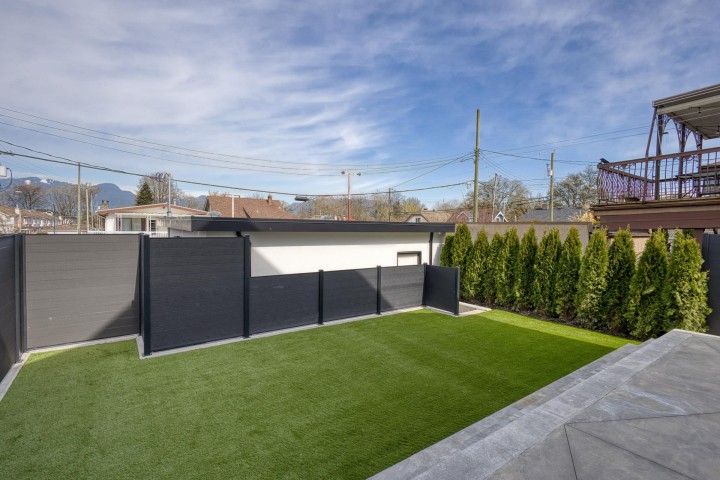 Photo 32 at 2 - 2425 Kitchener Street, Renfrew VE, Vancouver East