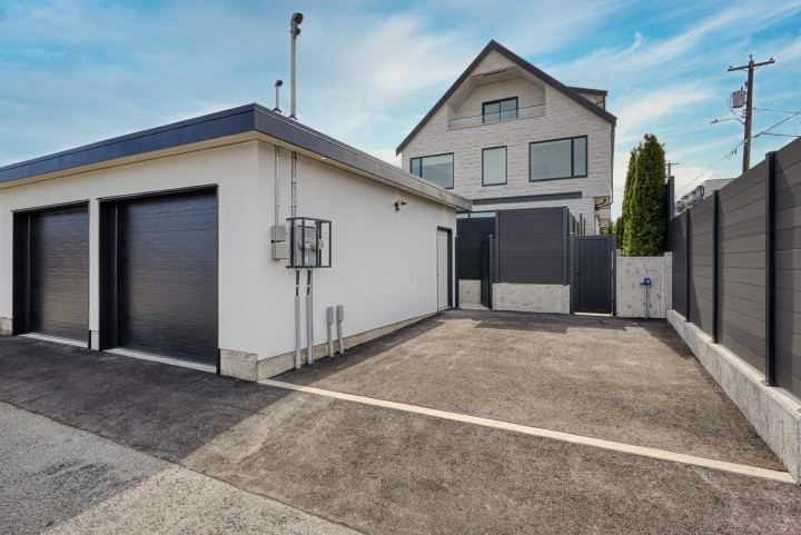 Photo 5 at 2 - 2425 Kitchener Street, Renfrew VE, Vancouver East