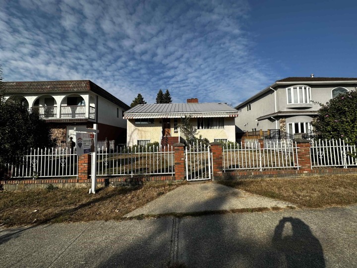 Photo 2 at 2621 E 8th Avenue, Renfrew VE, Vancouver East