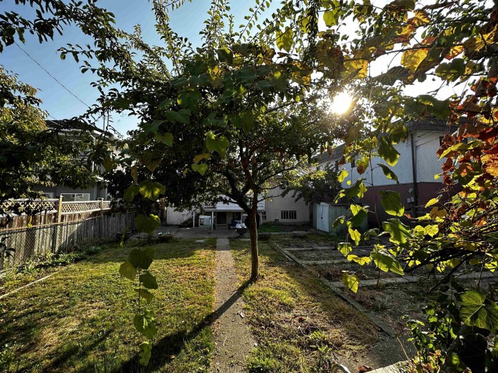 Photo 6 at 2621 E 8th Avenue, Renfrew VE, Vancouver East
