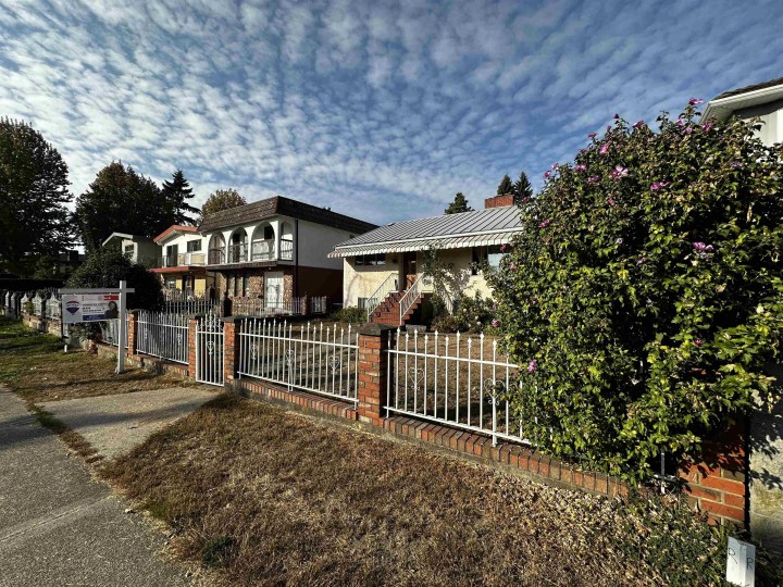 Photo 3 at 2621 E 8th Avenue, Renfrew VE, Vancouver East