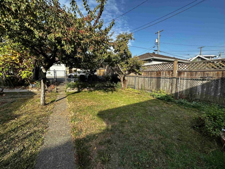 Photo 9 at 2621 E 8th Avenue, Renfrew VE, Vancouver East