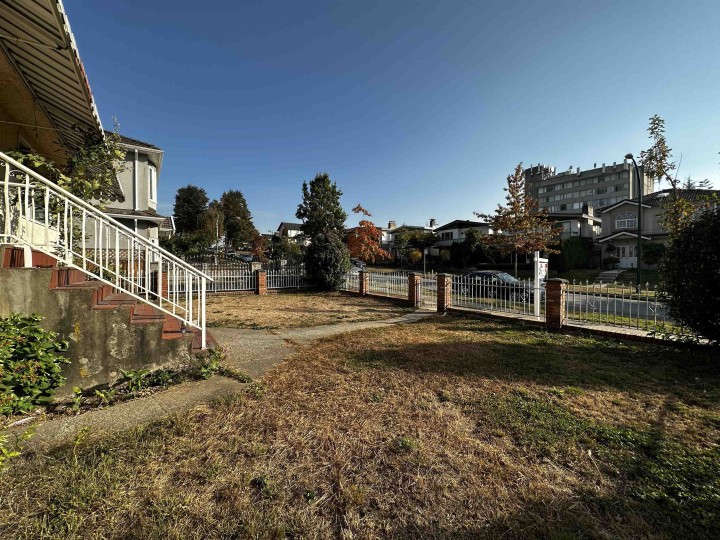 Photo 11 at 2621 E 8th Avenue, Renfrew VE, Vancouver East