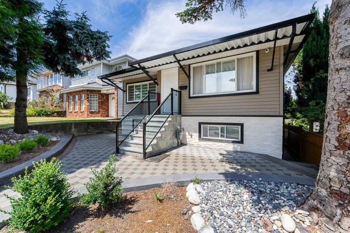 Photo 2 at 2843 E 5th Avenue, Renfrew VE, Vancouver East