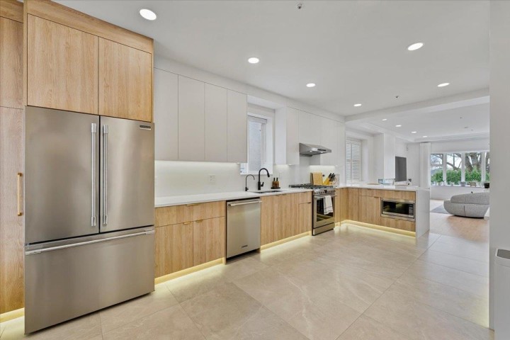 Photo 12 at 817 W 60th Avenue, Marpole, Vancouver West