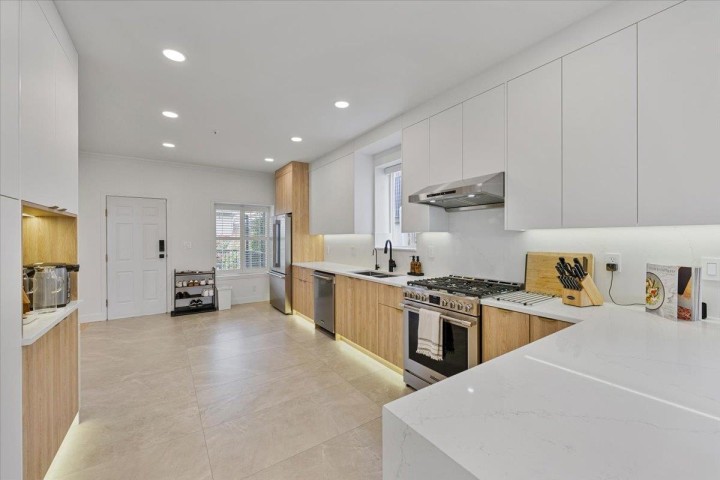 Photo 14 at 817 W 60th Avenue, Marpole, Vancouver West