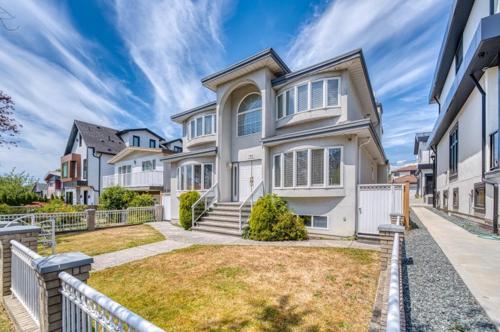 Photo 2 at 1033 E 39th Avenue, Fraser VE, Vancouver East