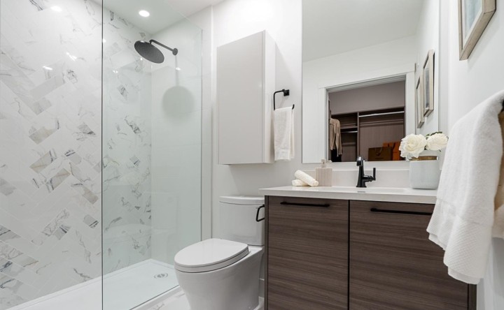 Photo 6 at 201 - 422 Lakewood Drive, Hastings, Vancouver East