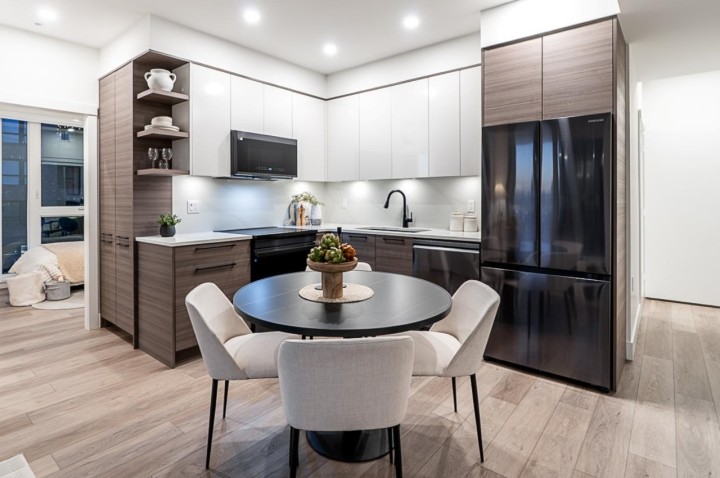 Photo 3 at 201 - 422 Lakewood Drive, Hastings, Vancouver East