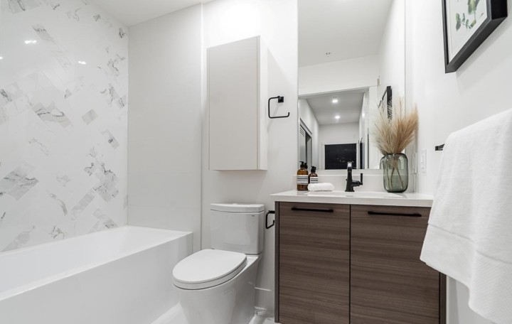 Photo 9 at 201 - 422 Lakewood Drive, Hastings, Vancouver East