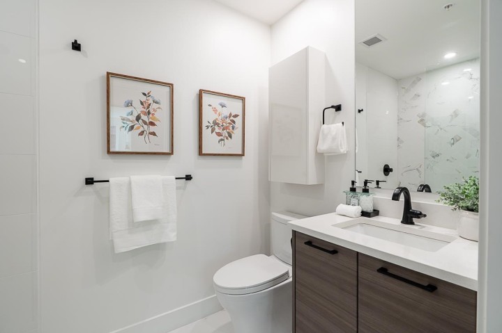 Photo 5 at 202 - 422 Lakewood Drive, Hastings, Vancouver East