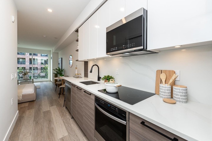 Photo 3 at 203 - 422 Lakewood Drive, Hastings, Vancouver East